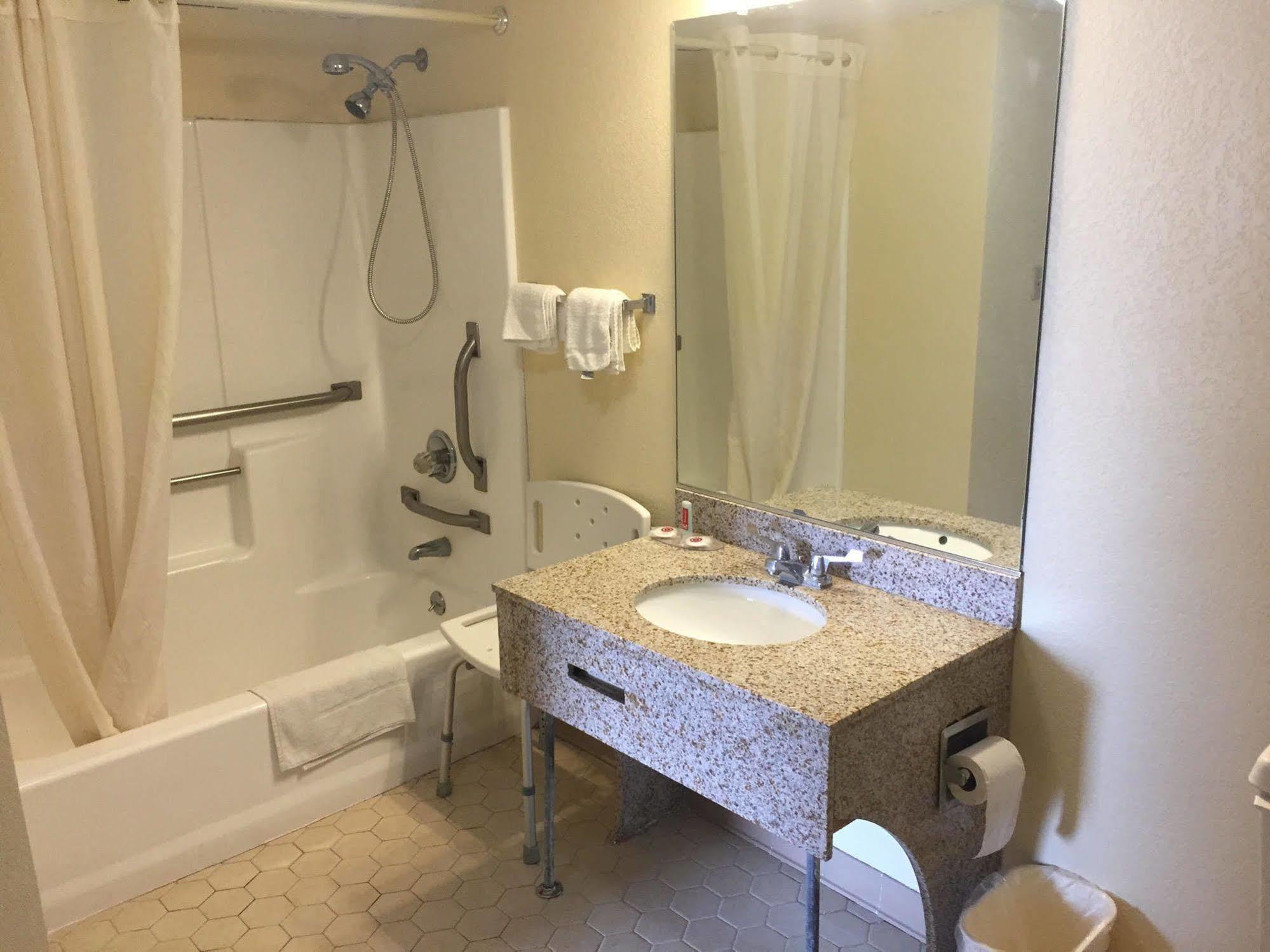 Quality Inn Thomson Bagian luar foto